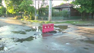 Lidiando con cloaca reventada en Asunción - SNT