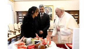 Mario Abdo Benítez se reúne media hora con el papa Francisco y le obsequia productos típicos - Revista PLUS