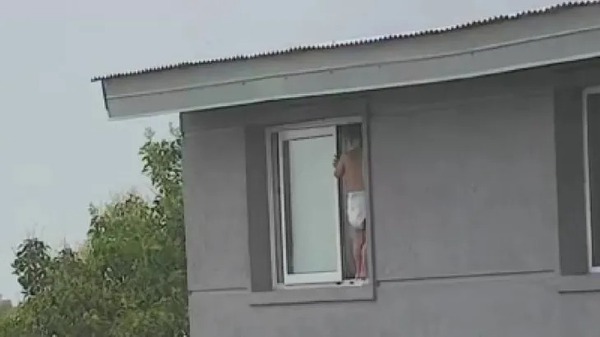 Infartante: Rescatan a un bebé se encontraba en la ventana de un segundo piso sin poder bajar