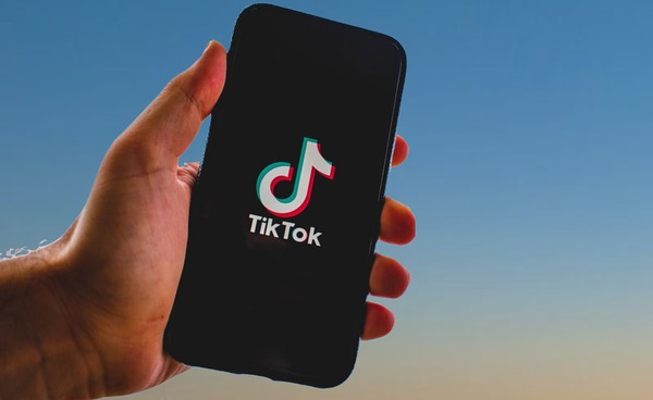 Bruselas amenaza con prohibir TikTok en la Unión Europea si no evita que los menores tengan acceso - Revista PLUS