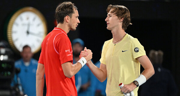 Medvedev fue sorprendido por el joven Korda y quedó fuera del Abierto de Australia