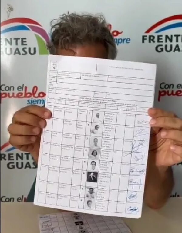 Hay fotos de Lugo firmando su candidatura, pero “no pueden” publicarlas, garantiza abogado - Política - ABC Color