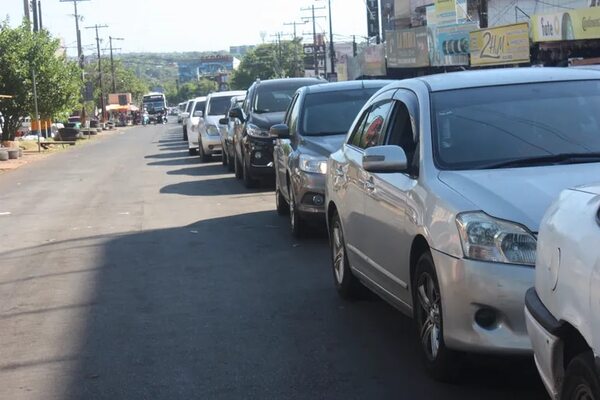 La diferencia de precio de combustible alienta el contrabando y las largas filas para cruzar a Posadas - Nacionales - ABC Color