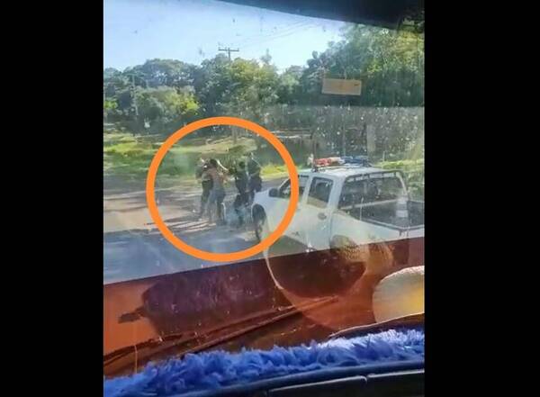 [VIDEO] ¡Arriero se moqueteó con tres policías!