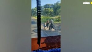 Video: hombre con discapacidad mental se enfrenta a policías en Coronel Oviedo - Policiales - ABC Color