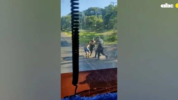 Video: hombre con discapacidad mental se enfrenta a policías en Coronel Oviedo - Policiales - ABC Color