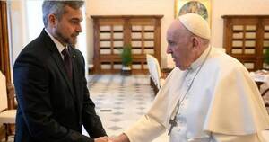 La Nación / Visita a Roma: Francisco regaló a Abdo un azulejo de mayólica con la imagen de San Pedro