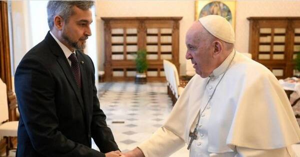 La Nación / Visita a Roma: Francisco regaló a Abdo un azulejo de mayólica con la imagen de San Pedro