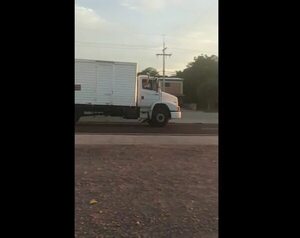 Video: camión se abrió paso a los bocinazos en Pedrozo - Nacionales - ABC Color