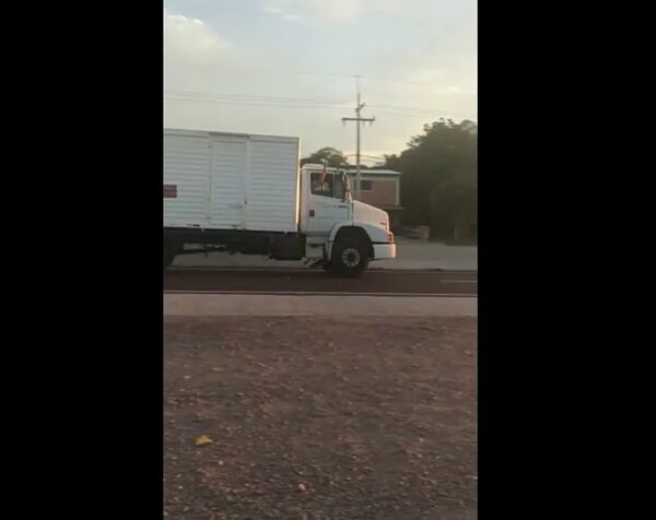 Video: camión se abrió paso a los bocinazos en Pedrozo - Nacionales - ABC Color