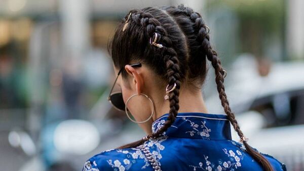 Joyas para el cabello: un trend Y2K que volvió para quedarse