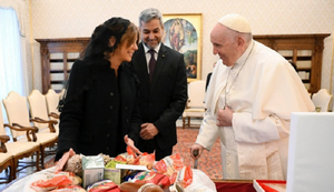 Abdo Benítez obsequia chipa, yerba y cocido al Papa Francisco - Noticiero Paraguay