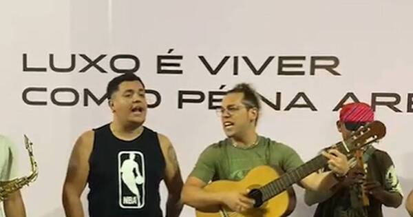 La Nación / ¡A pura fiesta en Camboriú! Músicos paraguayos armaron un concierto callejero