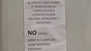 Con cartel, piden no opinar sobre los cuerpos ajenos