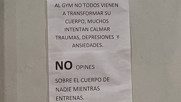Con cartel, piden no opinar sobre los cuerpos ajenos