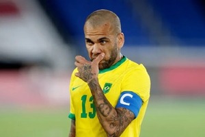 Acusan a Dani Alves por presunta agresión sexual