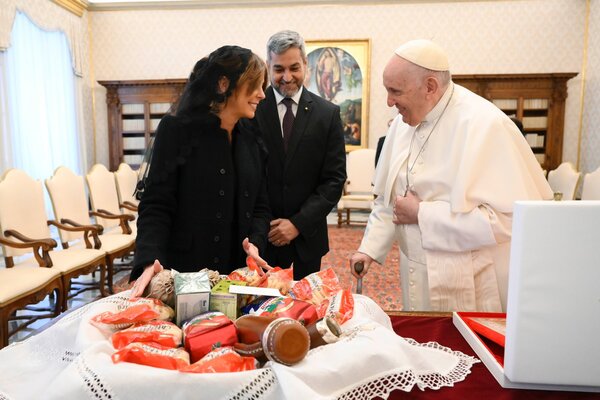 Abdo Benítez se reunió con el papa Francisco y le regaló yerba mate y chipa - Unicanal