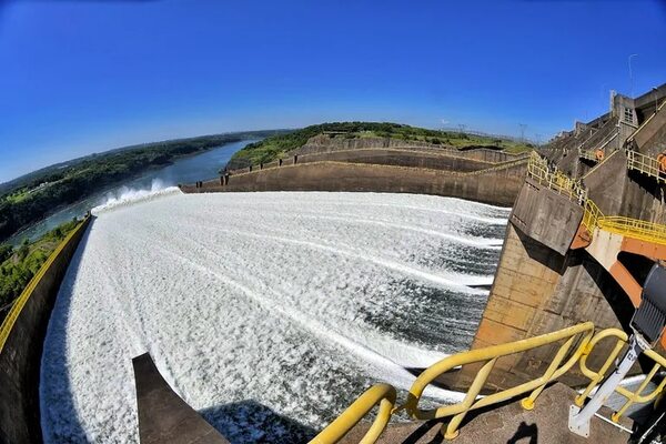 Itaipú promete un espectáculo aún más imponente con el aumento de caudal vertido - Viajes - ABC Color