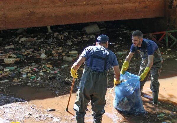 Retiran gran cantidad de basura del arroyo Amambay de CDE - ABC en el Este - ABC Color