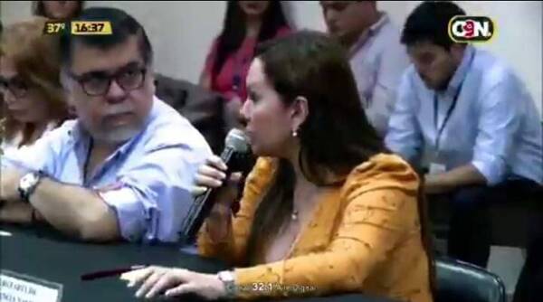 ¡Pelada! Ministra quiere quemar cubiertas para eliminar mosquitos