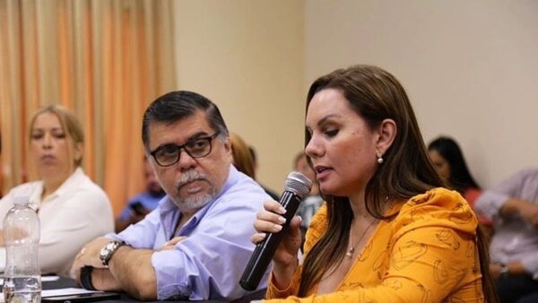 Feroz pifiada: Ministra de la SEN dijo que hay que quemar cubiertas para espantar mosquitos