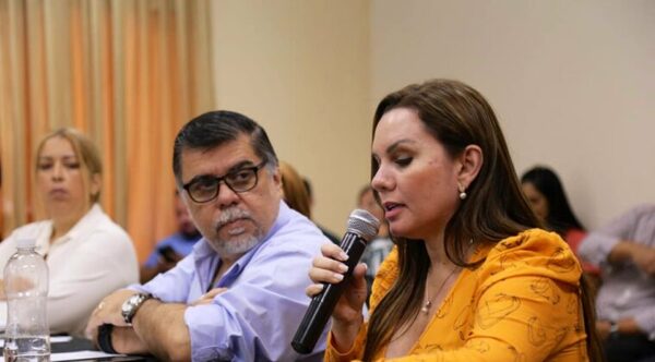 ¡Quemar cubiertas!: el insólito plan de una ministra para combatir a los mosquitos - Noticiero Paraguay