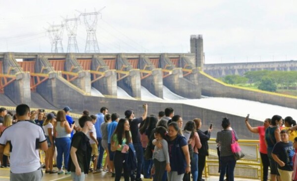 Compuertas del vertedero de Itaipú siguen abiertas