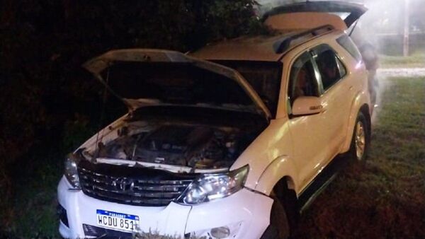 Agredió a policía, cayó en una cuneta y es denunciada por maltrato