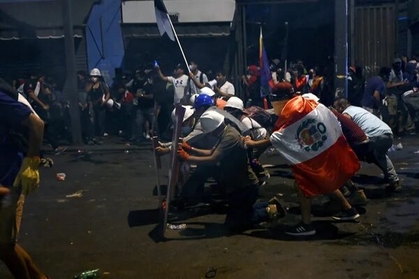 Enfrentamientos y ataques a infraestructura en nuevas protestas en Lima - Mundo - ABC Color