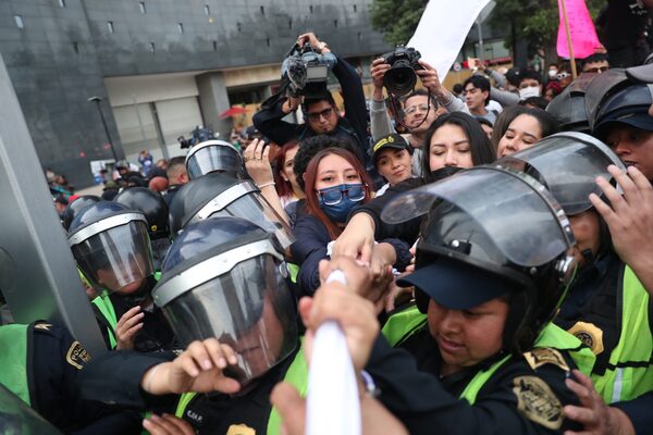 Cientos marchan en Ciudad de México para sacar al Ejército del metro - MarketData