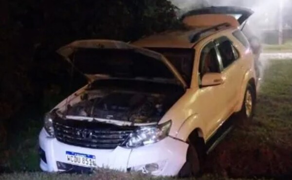 Agredió a policía, cayó en una cuneta y ahora es denunciada por maltrato - Noticiero Paraguay