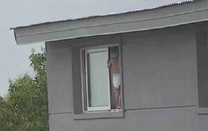 Dramático rescate de un niño que caminaba por la ventana de un segundo piso en Argentina – Prensa 5