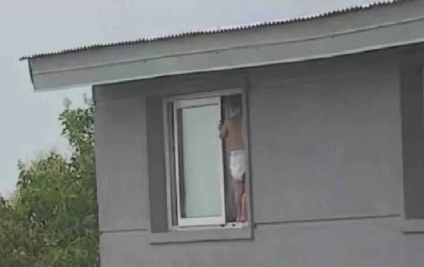 Dramático rescate de un niño que caminaba por la ventana de un segundo piso en Argentina – Prensa 5