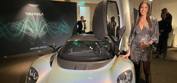 ExMiss posó con el autazo de James Bond