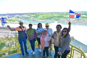 Compuertas del vertedero de Itaipu siguen abiertas y aumenta número de visitas - .::Agencia IP::.
