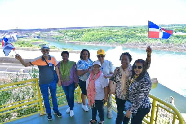 Compuertas del vertedero de Itaipu siguen abiertas y aumenta número de visitas - .::Agencia IP::.