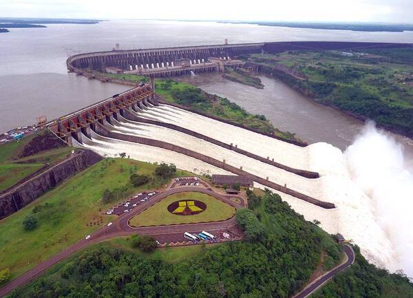 Itaipú sigue con las compuertas abiertas y aumenta número de visitas - ADN Digital