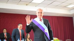 El médico Carlos Barreto jura como nuevo gobernador de Guairá 