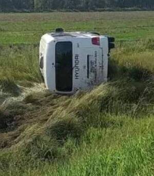 Minibús con 11 pasajeros a bordo volcó en Gral. Artígas