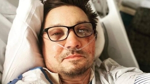 Jeremy Renner con más de 30 huesos rotos | 1000 Noticias
