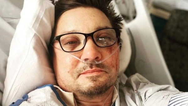 Jeremy Renner con más de 30 huesos rotos | 1000 Noticias