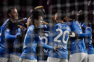 Napoli no afloja y se escapa como líder en la Serie A
