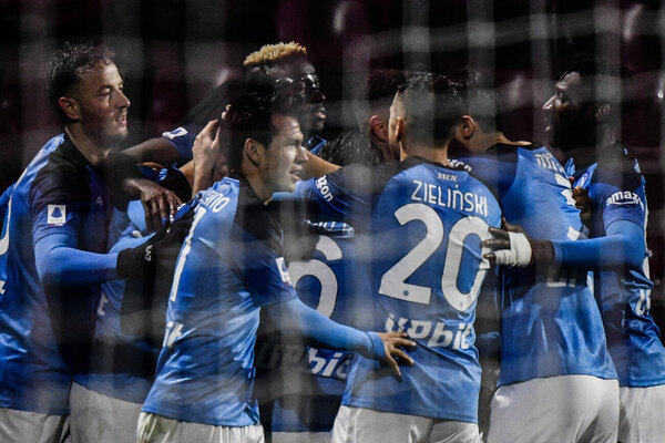 Napoli no afloja y se escapa como líder en la Serie A