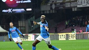Napoli suma y sigue al frente de la Serie A