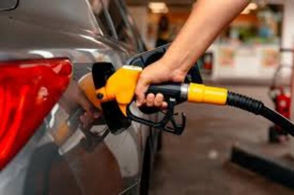 Dicapar rechaza posibilidad de bajar precio de combustibles, hasta junio