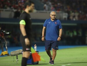 Mientras Arce espera al central, busca mejorar el juego del equipo para encontrar el funcionamiento