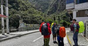 La Nación / Perú: rescatan a 400 turistas varados en Machu Picchu por protestas