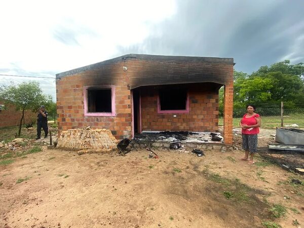 Denuncian a un hombre por quemar la casa de su expareja en Emboscada - Nacionales - ABC Color