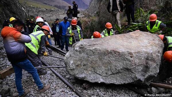 Evacúan a 418 turistas varados en Machu Picchu por protestas - El Trueno