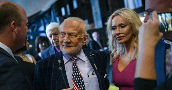 La Nación / Tras pisar la Luna, Buzz Aldrin va de luna de miel a los 93 años
